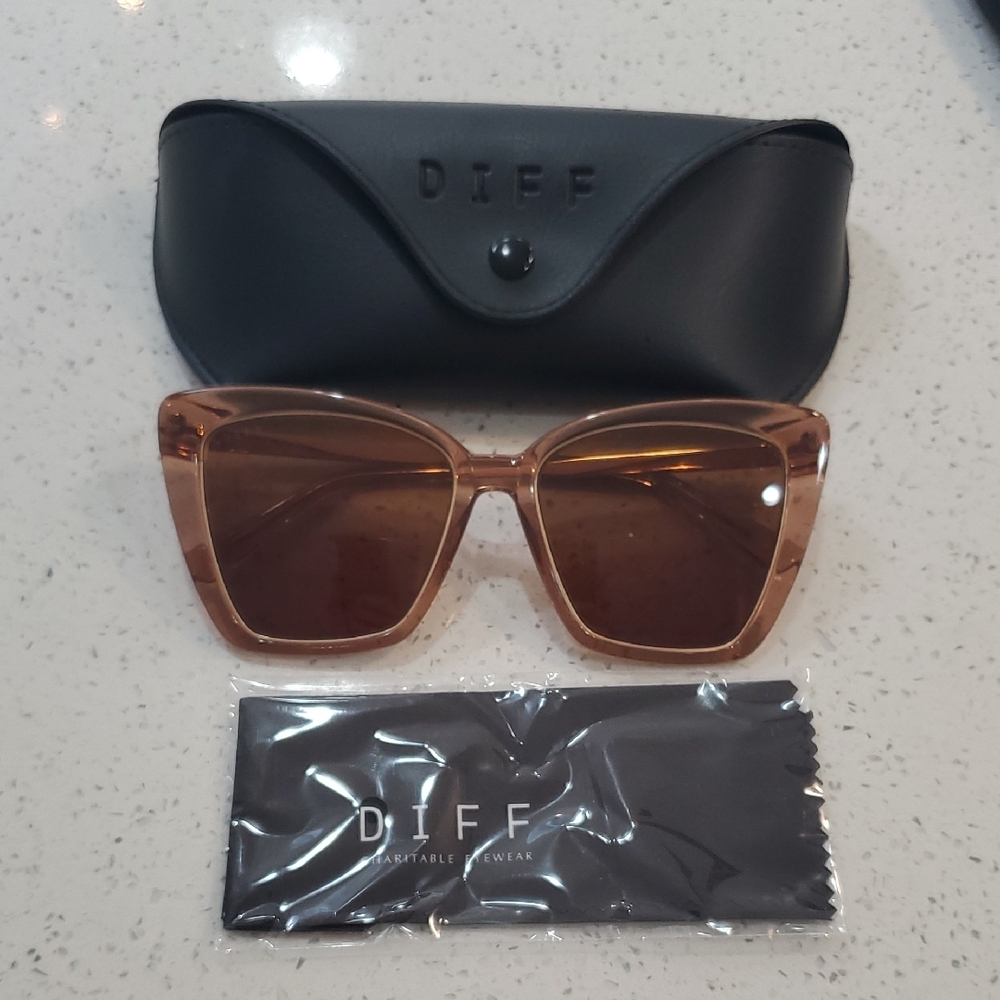 Diff Eyewear Tan Sunglasses